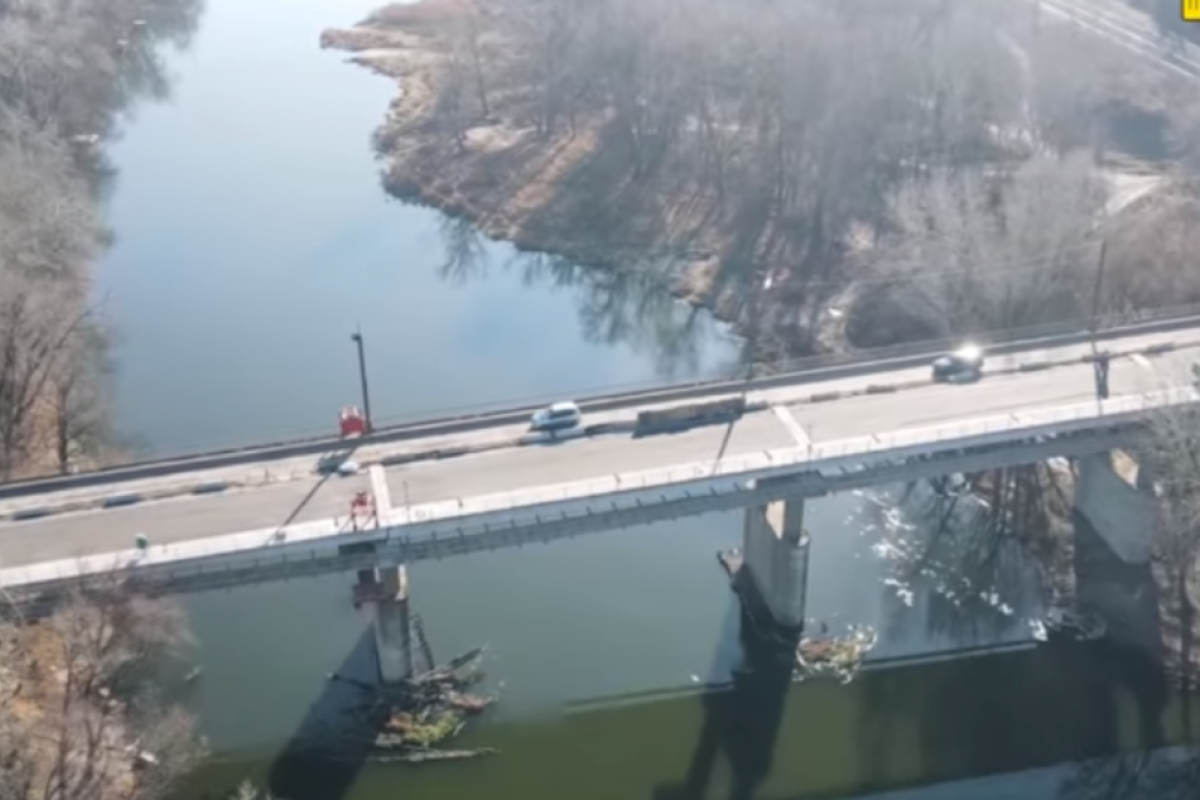 На мосту між Сєвєродонецьком та Лисичанськом відкрили першу смугу для руху транспорту На мосту між Сєвєродонецьком та Лисичанськом відкрили першу смугу для руху транспорту