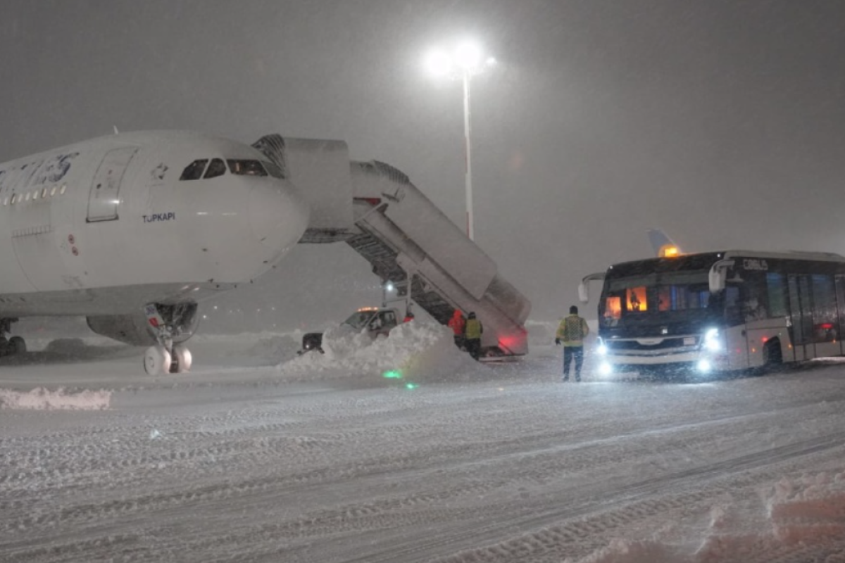 Украинцев, которые застряли в аэропорту Стамбула из-за снегопада, разместили в гостиницах - МИД Украинцев, которые застряли в аэропорту Стамбула из-за снегопада, разместили в гостиницах - МИД