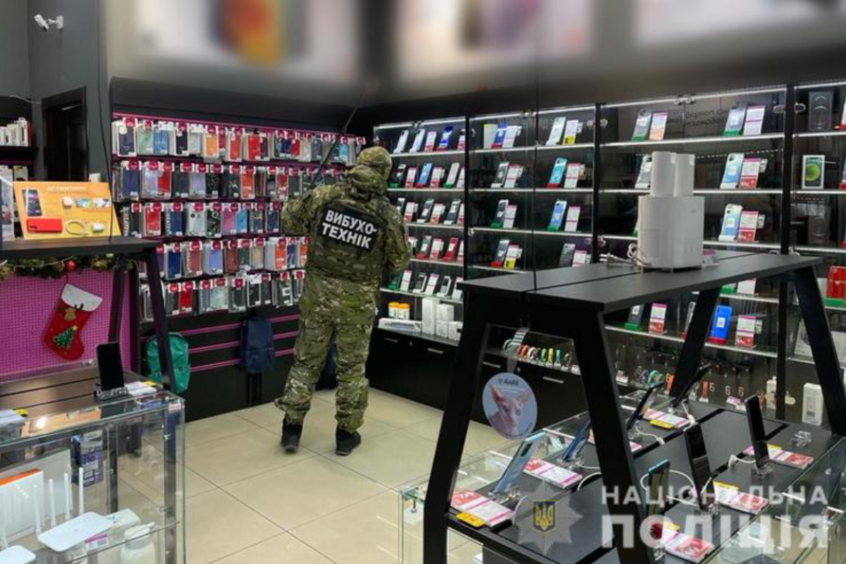 На Луганщине подняты по тревоге сотрудники спецслужб и силовики: есть информация о минировании ТЦ На Луганщине подняты по тревоге сотрудники спецслужб и силовики: есть информация о минировании ТЦ
