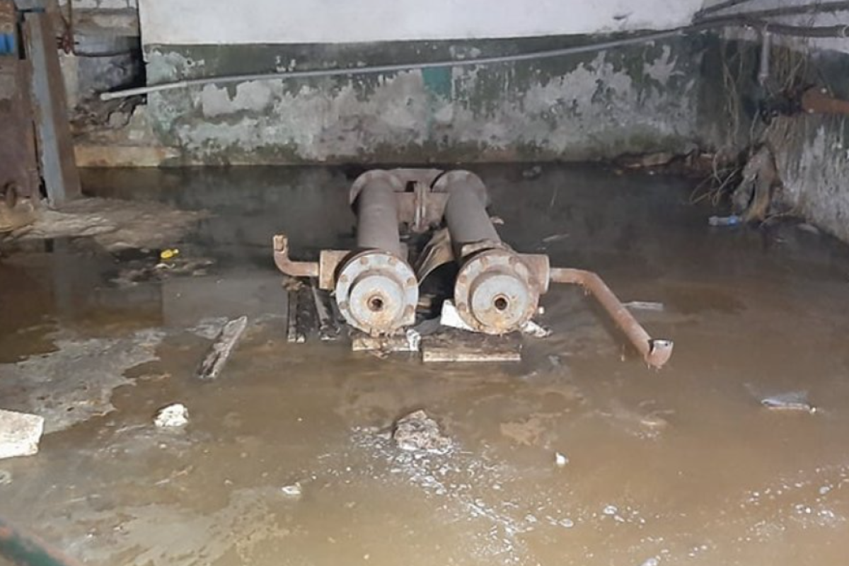 "Сморід виїдає очі": У Сєвєродонецьку підвал багатоповерхівки затопило фекаліями, а по стінах під'їзду пішли тріщини "Сморід виїдає очі": У Сєвєродонецьку підвал багатоповерхівки затопило фекаліями, а по стінах під'їзду пішли тріщини