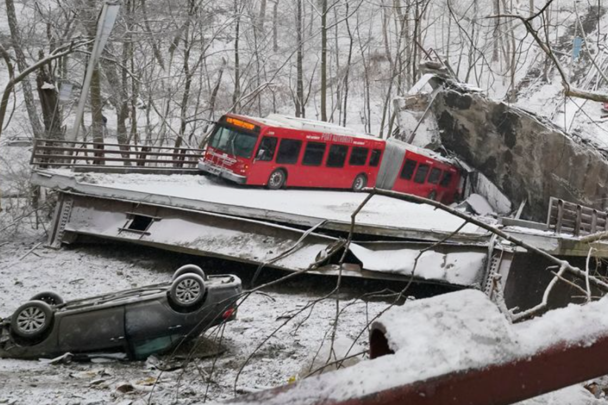 В Питтсбурге за несколько часов до приезда Байдена обрушился двухполосный стальной мост В Питтсбурге за несколько часов до приезда Байдена обрушился двухполосный стальной мост