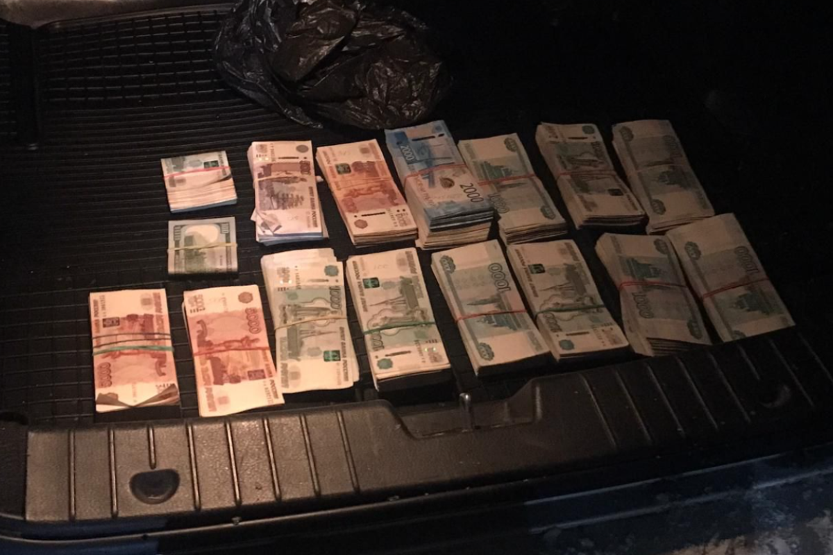 На Луганщині прикордонники затримали українця, який намагався провезти в "ДНР" велику суму російських рублів та доларів На Луганщині прикордонники затримали українця, який намагався провезти в "ДНР" велику суму російських рублів та доларів
