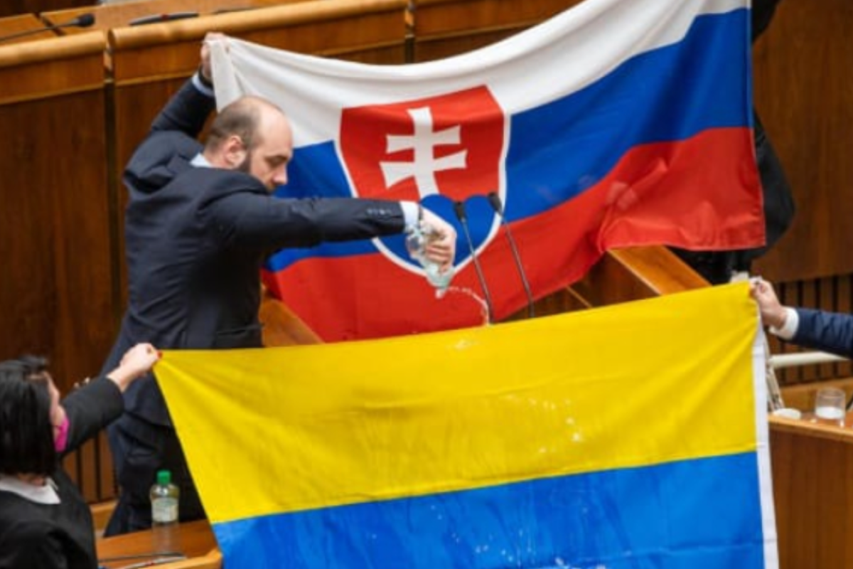 В Словакии на заседании парламента депутат облил водой флаг Украины В Словакии на заседании парламента депутат облил водой флаг Украины