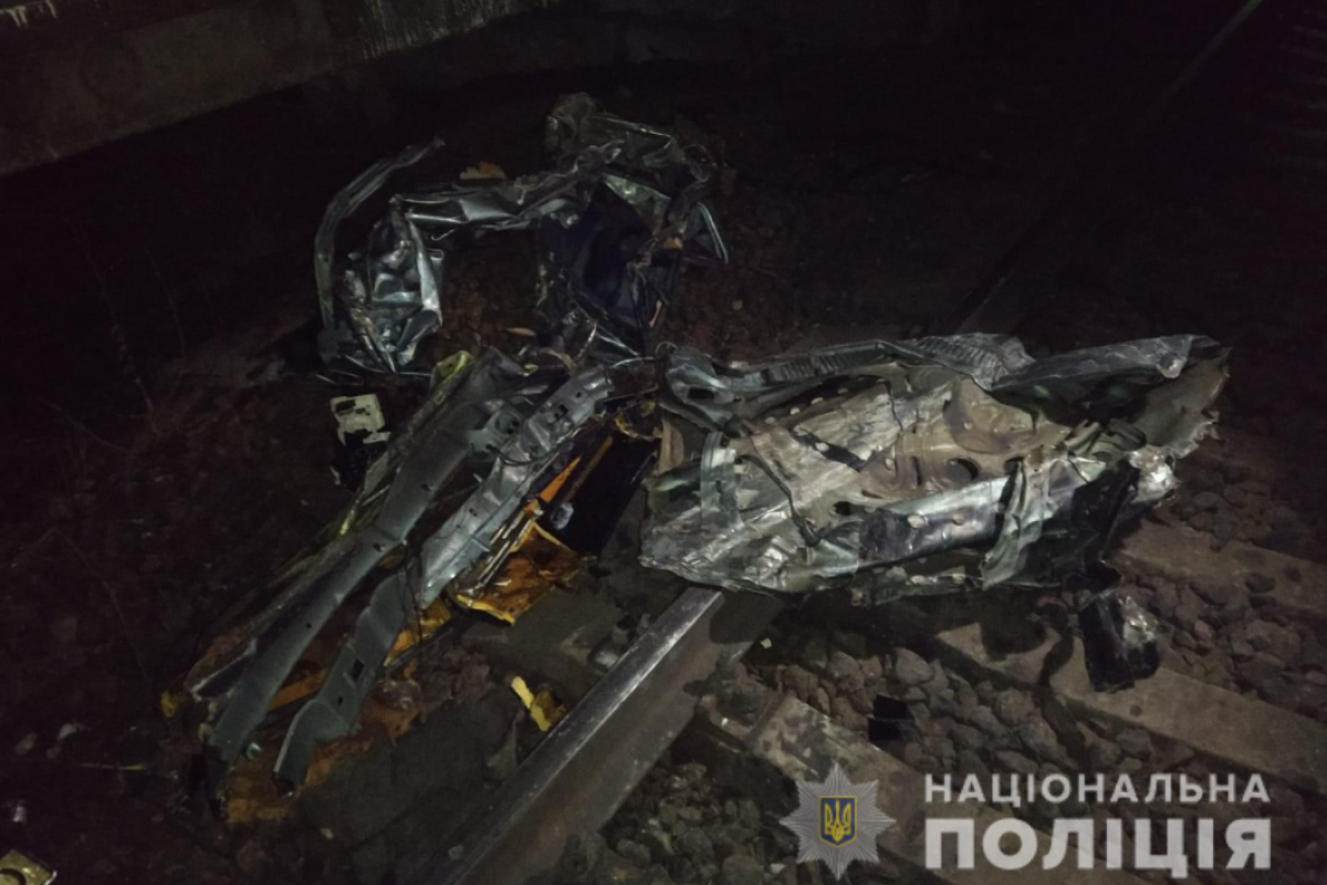 Під Одесою поїзд розчавив Opel, який на швидкості зніс шлагбаум: водій загинув Під Одесою поїзд розчавив Opel, який на швидкості зніс шлагбаум: водій загинув
