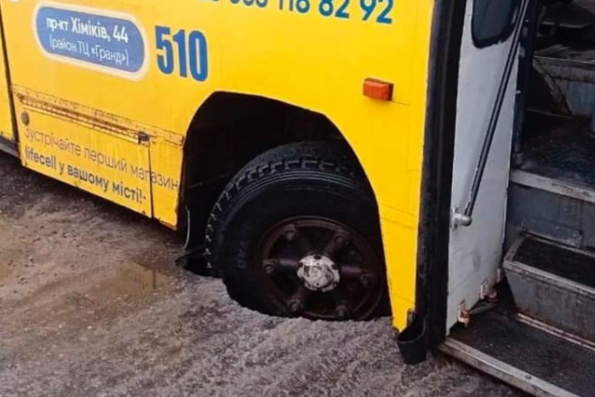 "Пастка" для тролейбуса: У Сєвєродонецьку посеред дороги провалився асфальт