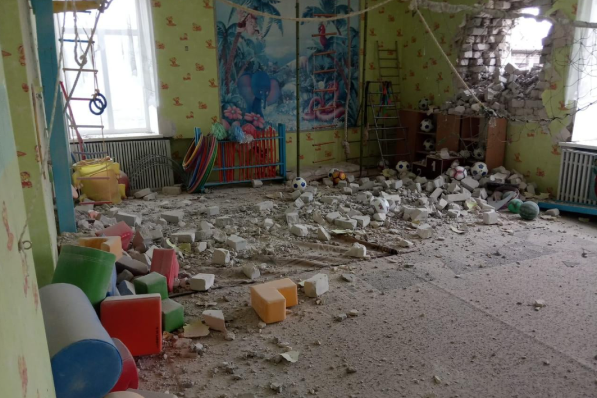 Окупанти з артилерії обстріляли Станицю Луганську: снаряд влучив у дитячий садок, є постраждалі