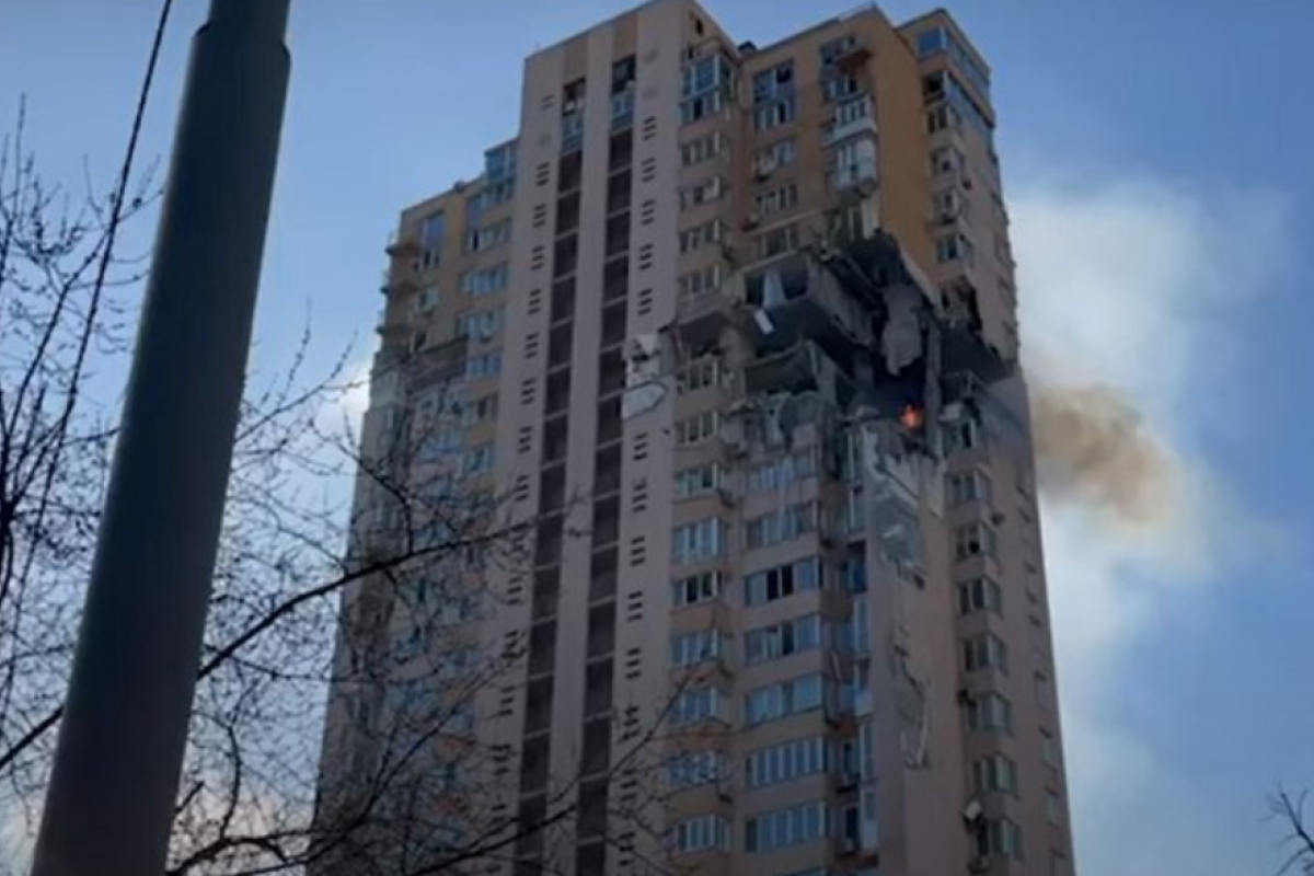 В Киеве российская ракета попала в 24-этажный жилой дом: спасатели эвакуируют людей В Киеве российская ракета попала в 24-этажный жилой дом: спасатели эвакуируют людей
