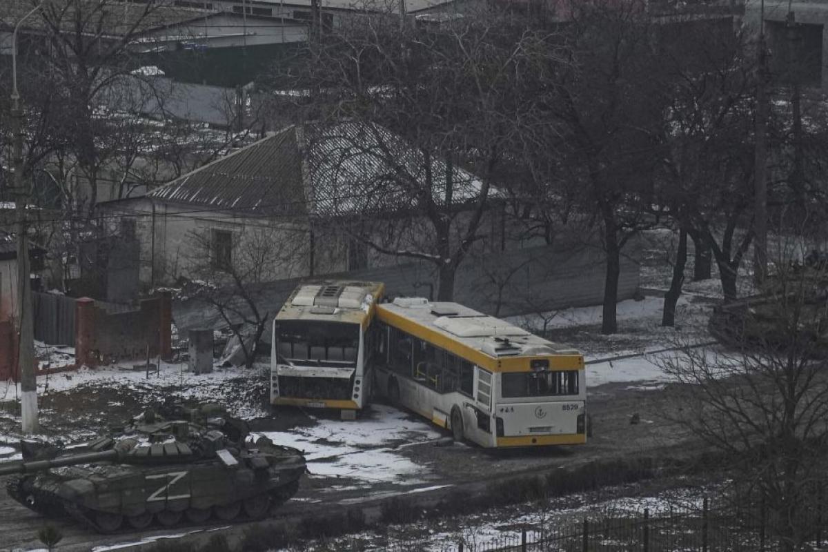 Російські окупанти силою вивозять до рф тисячі жителів Маріуполя Російські окупанти силою вивозять до рф тисячі жителів Маріуполя