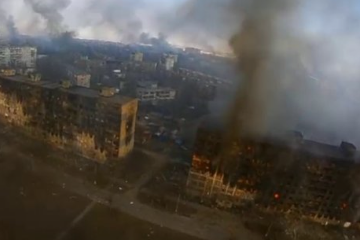 Удар по драмтеатру у Маріуполі: бомбосховище витримало, з-під завалів рятують людей Удар по драмтеатру у Маріуполі: бомбосховище витримало, з-під завалів рятують людей