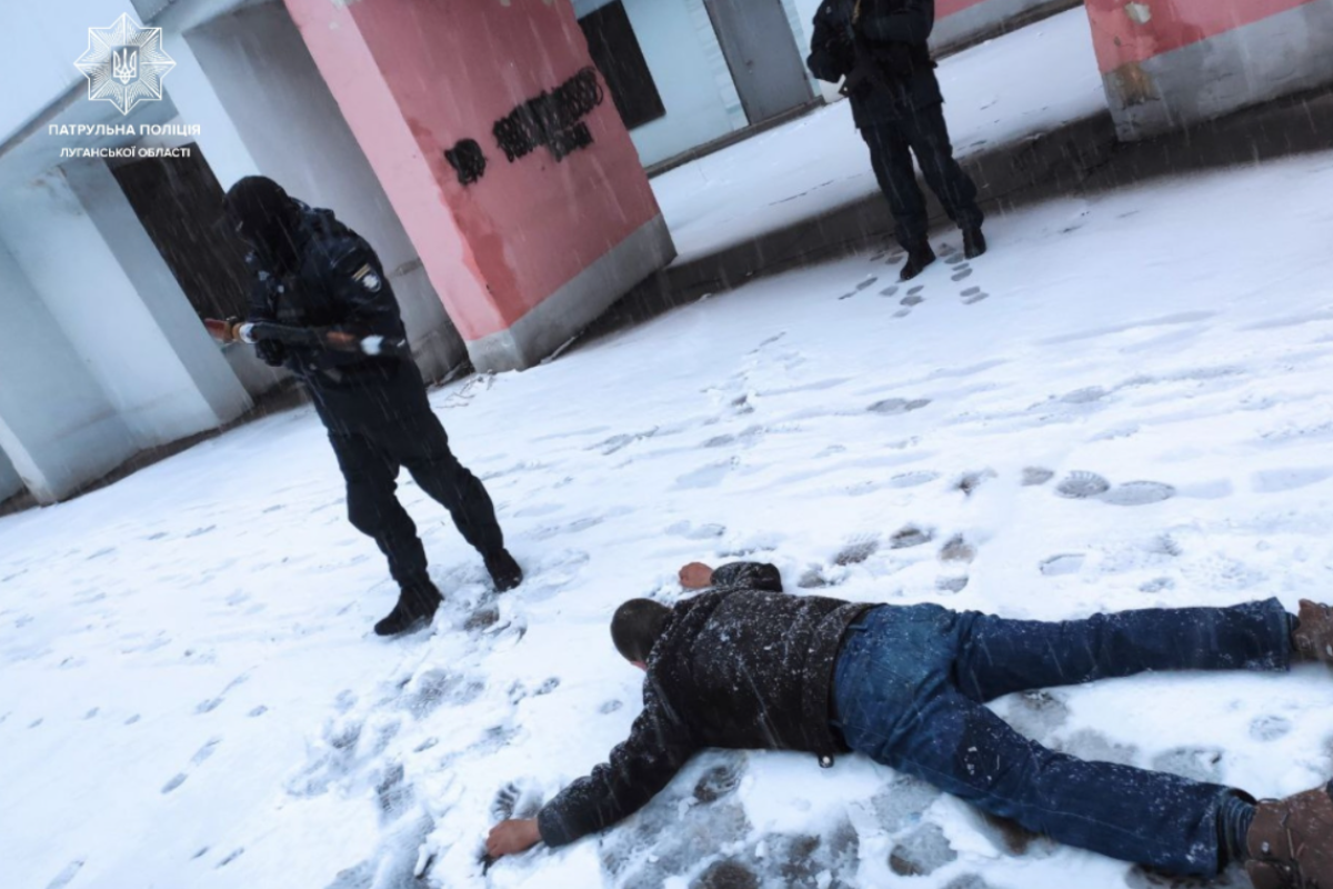"Мордою в сніг та до дерева на мороз": На Луганщині виловлюють та карають мародерів