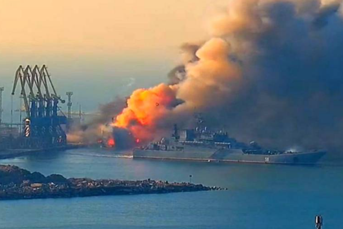 Уничтоженный в Бердянске российский военный корабль перевозил морпехов и военную технику Уничтоженный в Бердянске российский военный корабль перевозил морпехов и военную технику