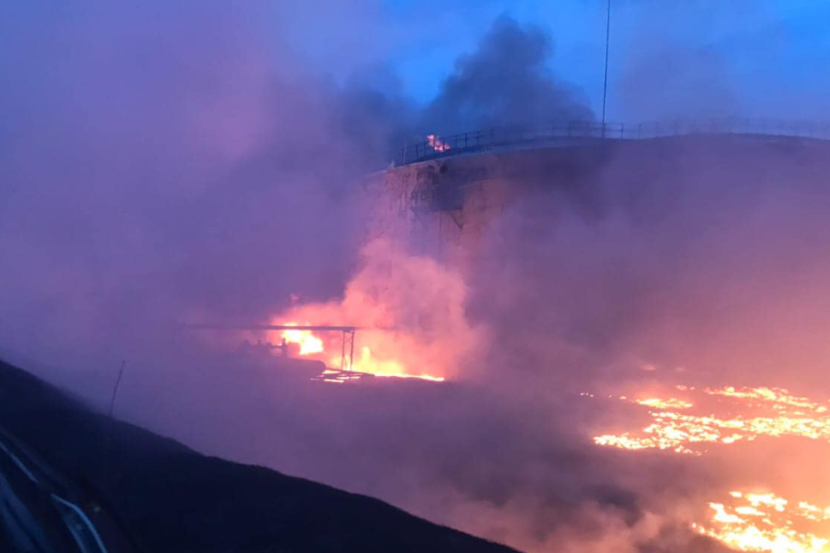 На Луганщині внаслідок обстрілів горять десятки житлових будинків, школа та нафтосховище На Луганщині внаслідок обстрілів горять десятки житлових будинків, школа та нафтосховище