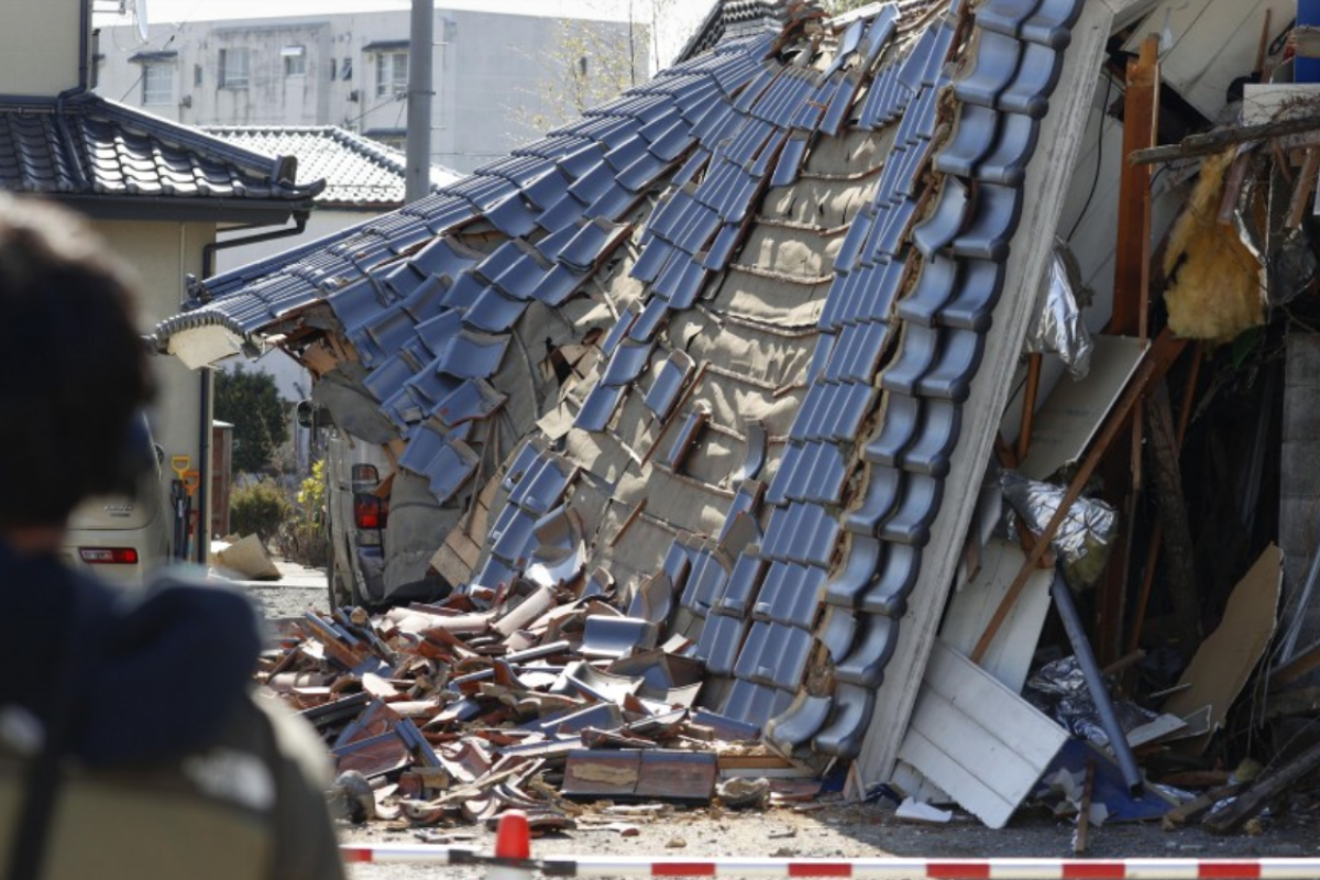 У Японії внаслідок сильного землетрусу як мінімум 2 людини загинуло, понад 90 постраждало У Японії внаслідок сильного землетрусу як мінімум 2 людини загинуло, понад 90 постраждало