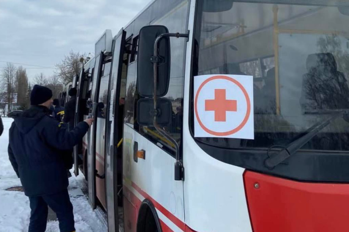 Из Сум эвакуировано около 5 тысяч человек. Эвакуация продолжается: действие режима прекращения огня продлено