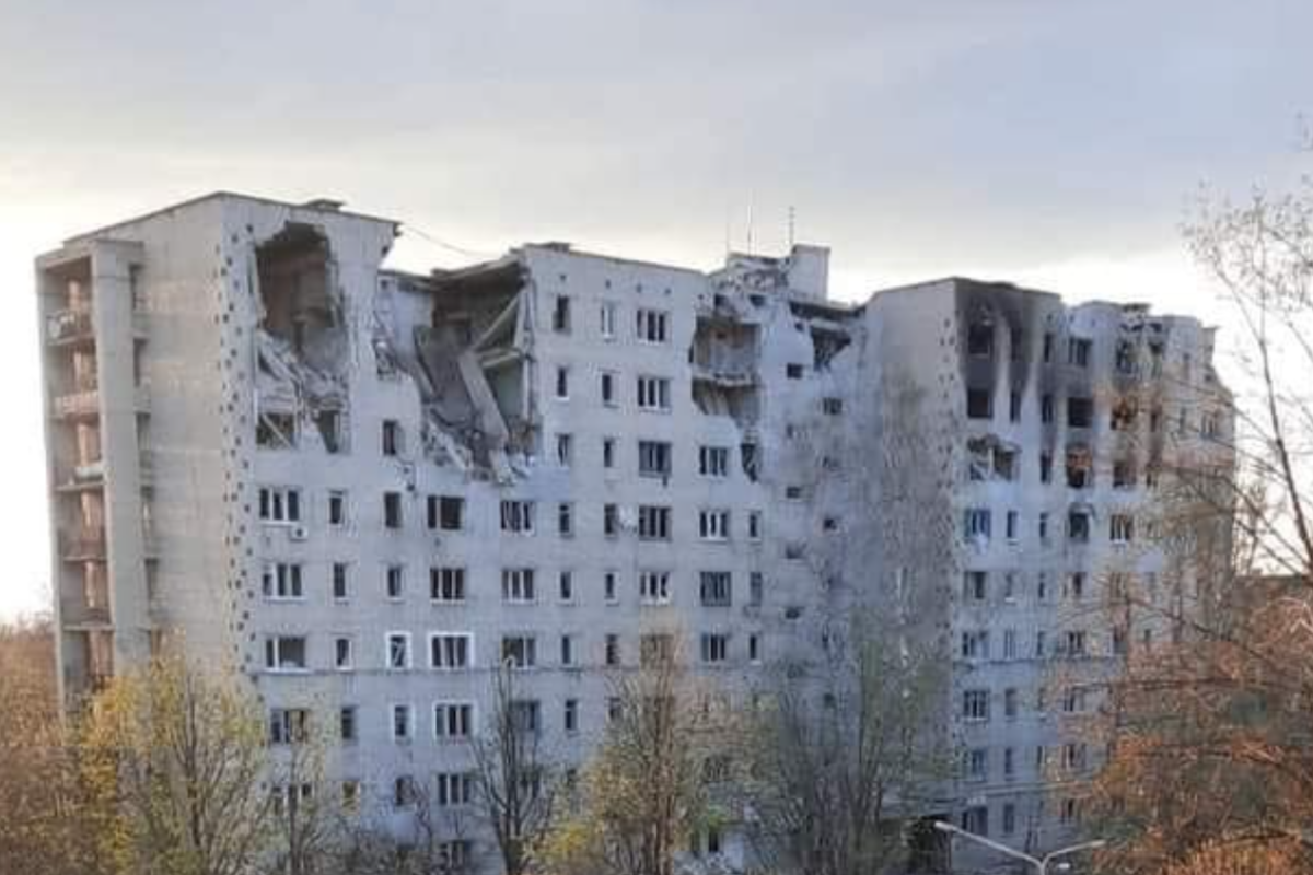 Луганщина под огнем: обстрелы не стихают, погибло 8 человек, разрушены еще 5 домов и здание Нацполиции Луганщина под огнем: обстрелы не стихают, погибло 8 человек, разрушены еще 5 домов и здание Нацполиции