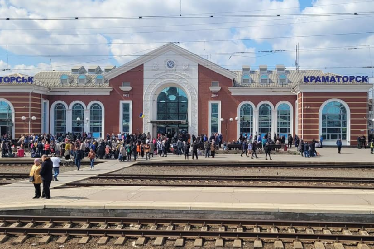 Евакуація жителів Донбасу триває: пошкоджена окупантами залізнична ділянка відновлена Евакуація жителів Донбасу триває: пошкоджена окупантами залізнична ділянка відновлена