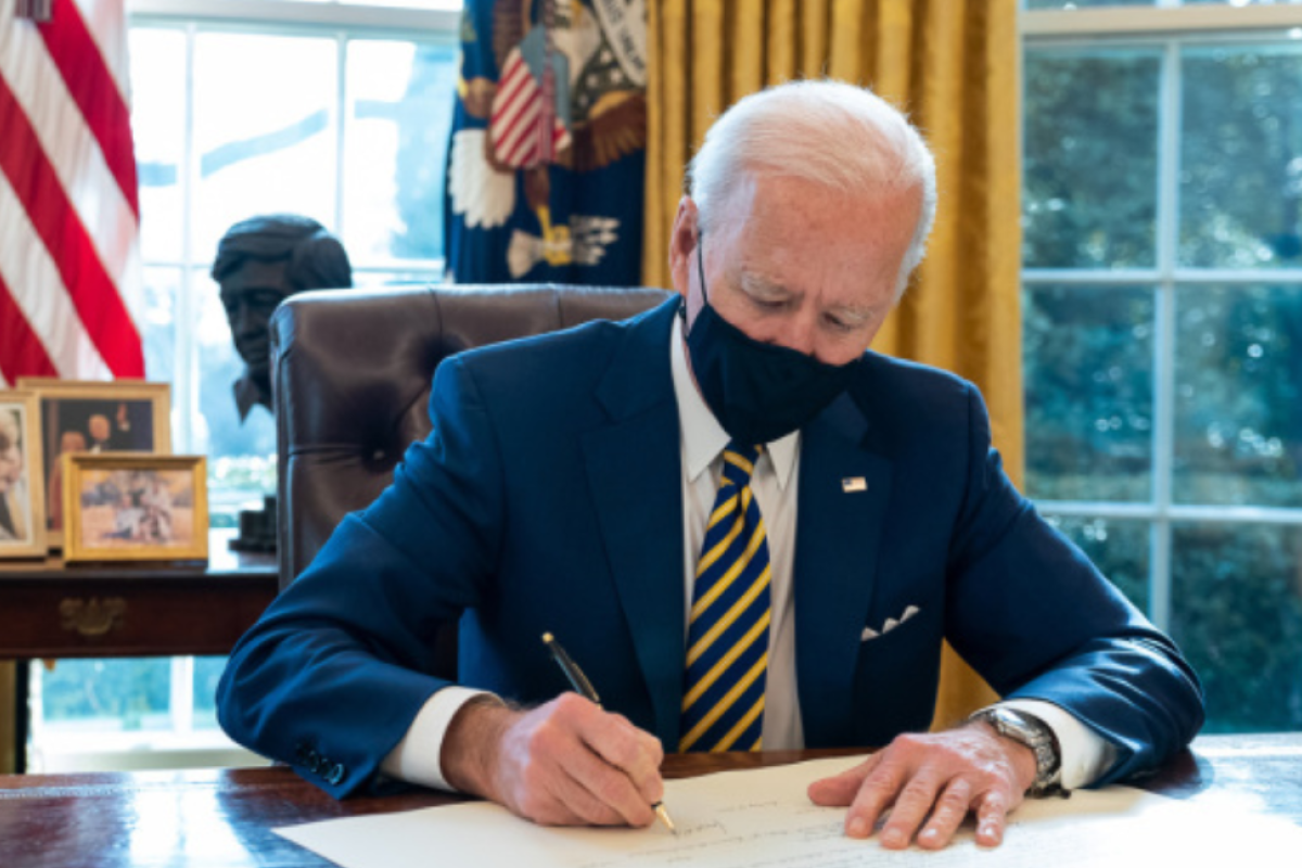 Байден подписал закон, запрещающий импорт энергоносителей из РФ Байден подписал закон, запрещающий импорт энергоносителей из РФ