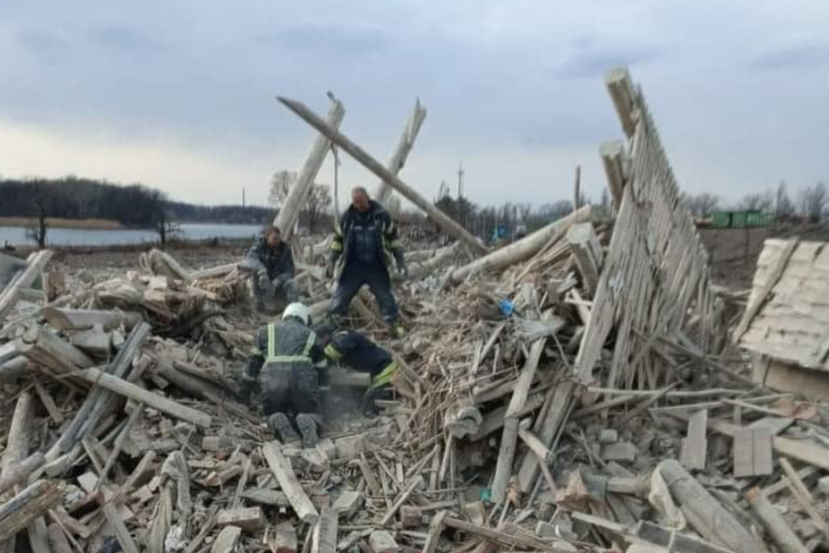 Окупанти рівняють Рубіжне із землею: бої та ворожі обстріли не припиняються Окупанти рівняють Рубіжне із землею: бої та ворожі обстріли не припиняються