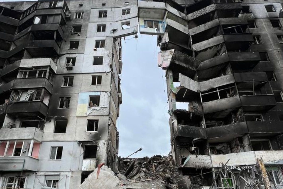 "Бородянка это хуже Бучи": Спасатели разбирают завалы, подвалы многоэтажек стали братскими могилами