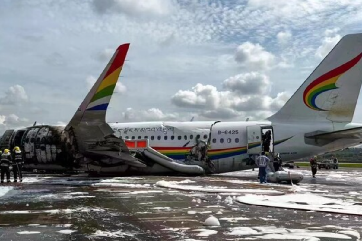 В Китае во время взлета загорелся самолет: пострадали десятки людей В Китае во время взлета загорелся самолет: пострадали десятки людей