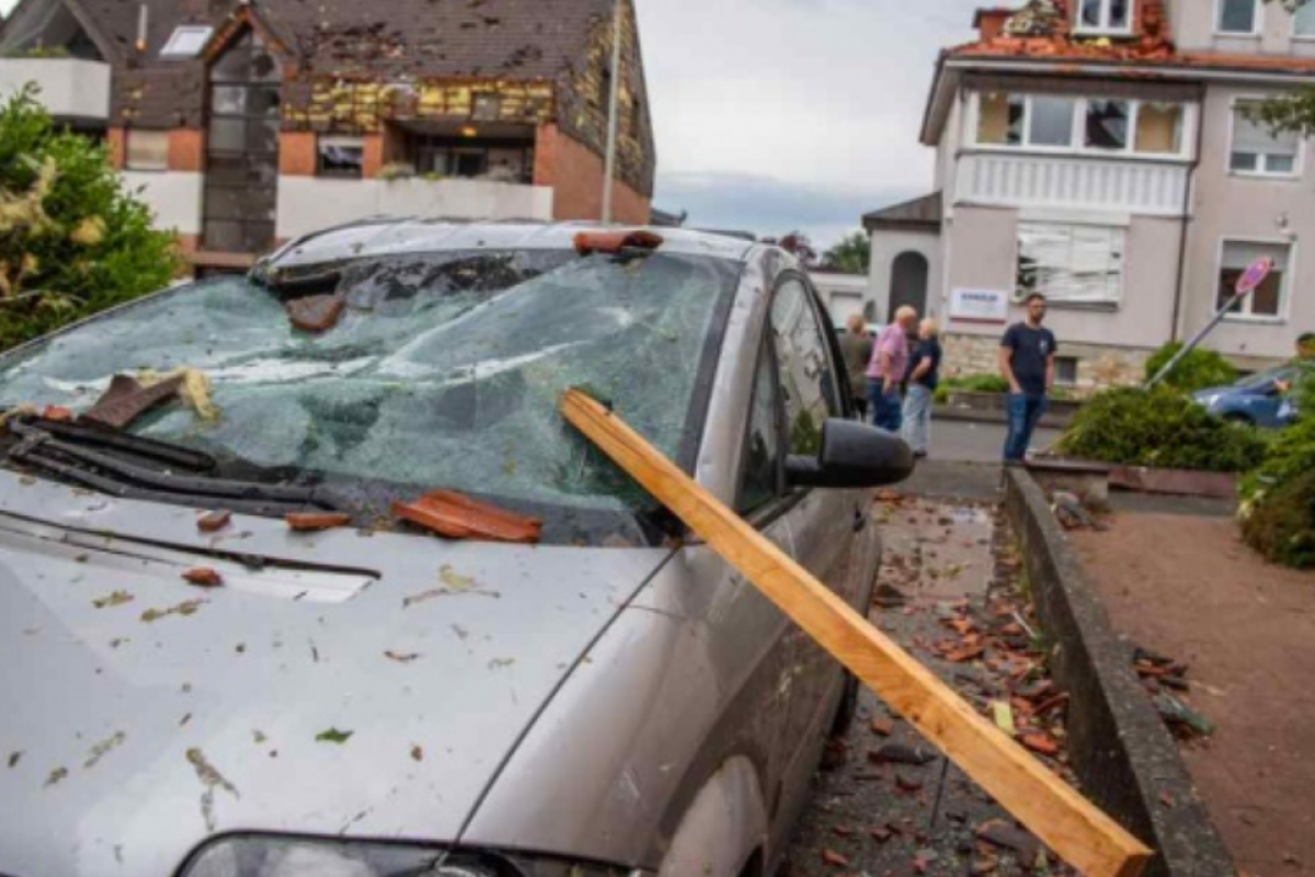 Запад Германии накрыл мощный торнадо: десятки пострадавших