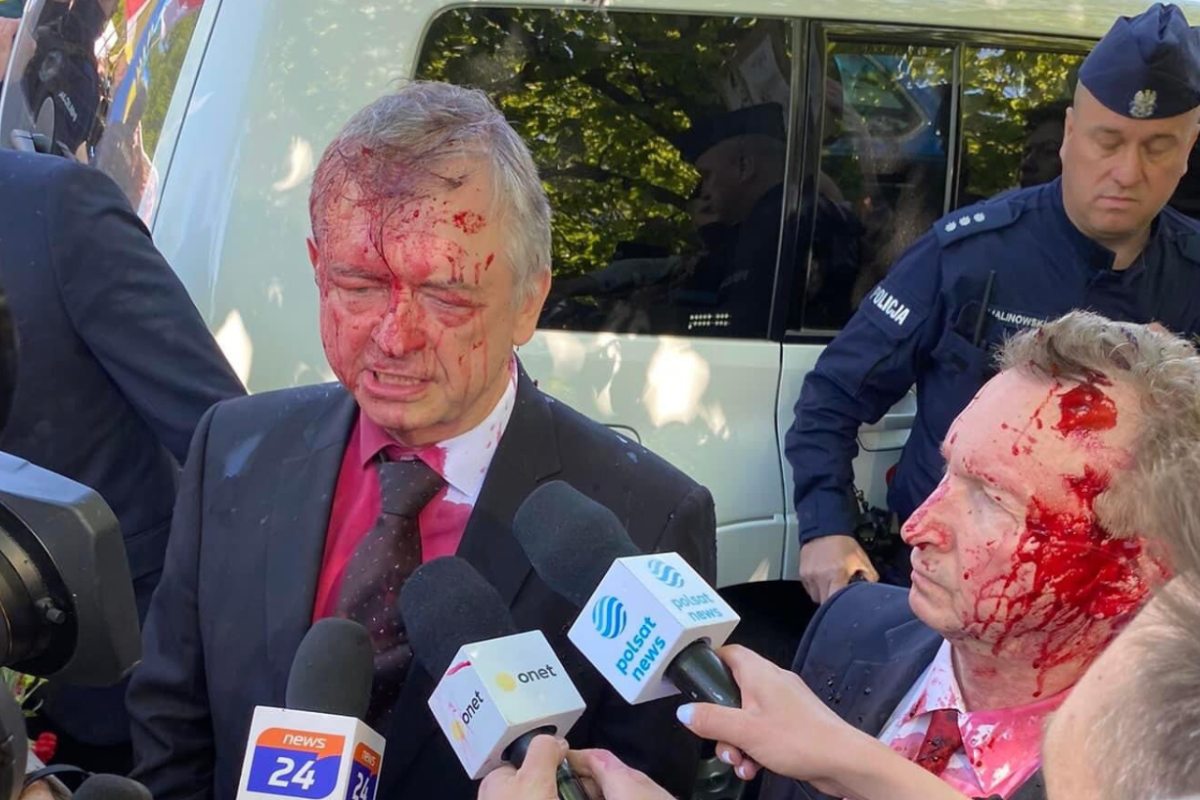 У Варшаві облили червоною фарбою посла РФ у Польщі