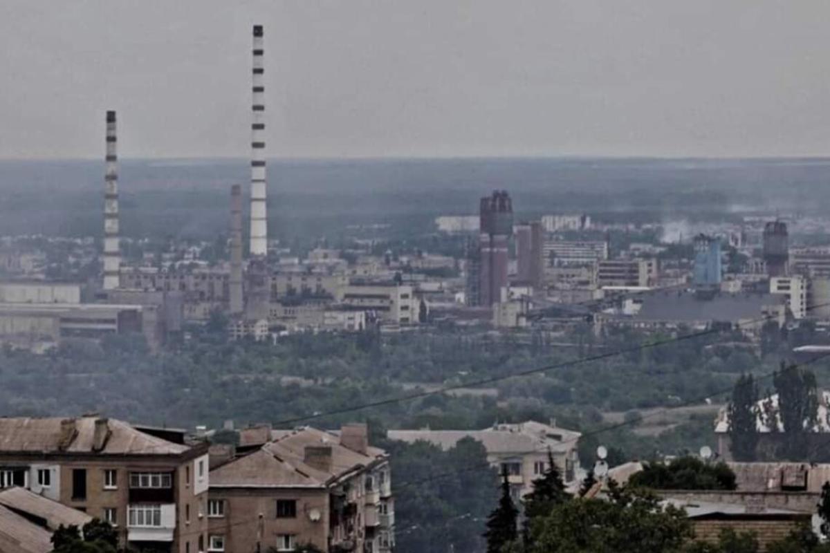 Обстріл Сєвєродонецького "Азоту": викидів хімічних речовин не було, бомбосховище вціліло - люди живі Обстріл Сєвєродонецького "Азоту": викидів хімічних речовин не було, бомбосховище вціліло - люди живі