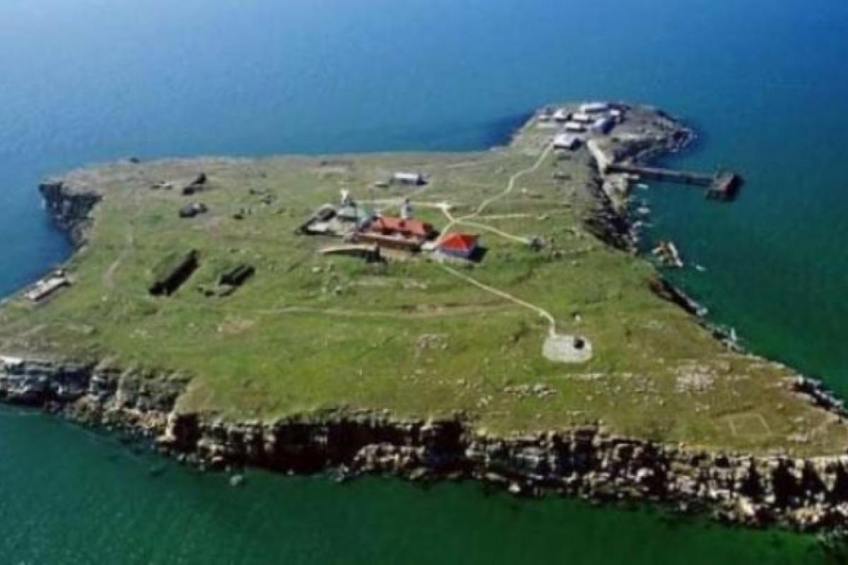 На острові Зміїний гримлять вибухи та сильна пожежа - ЗМІ На острові Зміїний гримлять вибухи та сильна пожежа - ЗМІ
