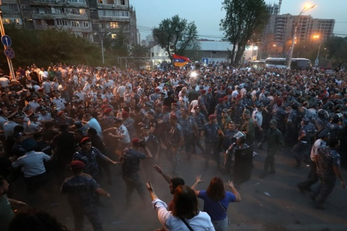 Массовые протесты в Армении: В Ереване во время столкновения с полицией пострадало 50 человек Массовые протесты в Армении: В Ереване во время столкновения с полицией пострадало 50 человек