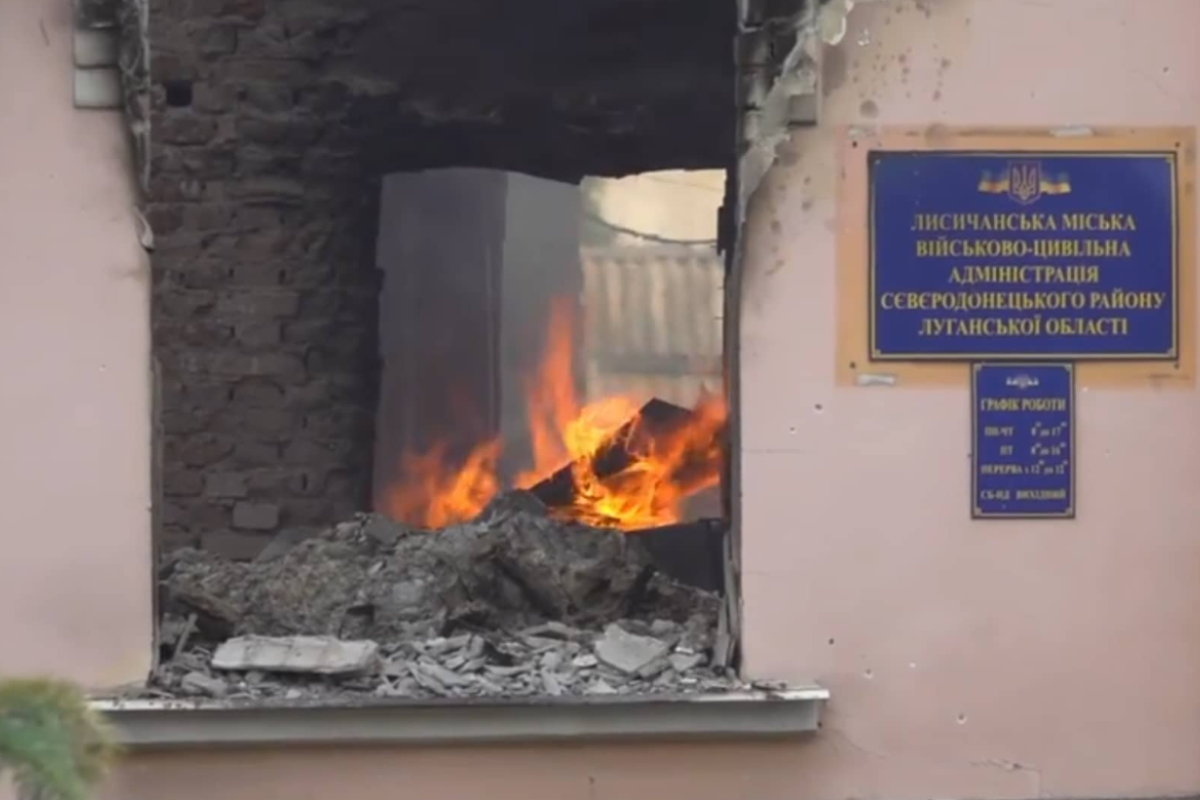 Авіаобстріл Лисичанська, вуличні бої у Сєвєродонецьку та множинні руйнування: Гайдай про ситуацію в регіоні