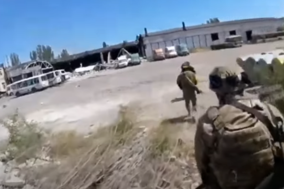 Кадри вуличного бою у Сєвєродонецьку: оперативна зйомка бійців Іноземного легіону Кадри вуличного бою у Сєвєродонецьку: оперативна зйомка бійців Іноземного легіону