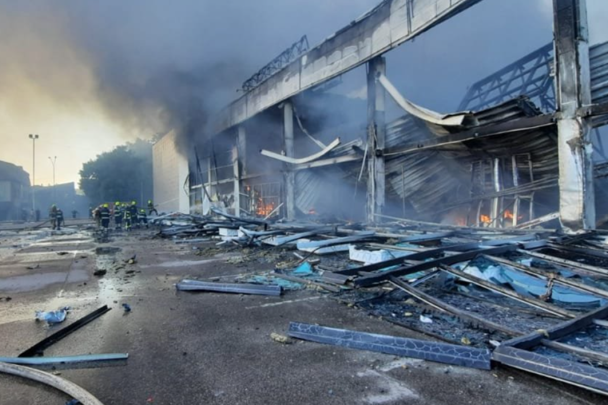 Ракетний удар по ТЦ у Кременчуці: 18 загинуло, 59 поранено, 40 зникли безвісти, розбір завалів триває Ракетний удар по ТЦ у Кременчуці: 18 загинуло, 59 поранено, 40 зникли безвісти, розбір завалів триває