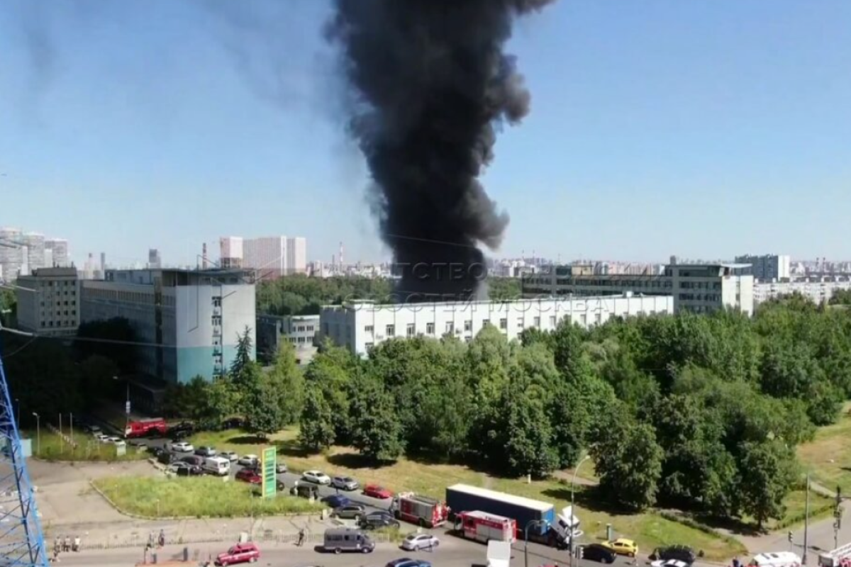 У Москві спалахнула масштабна пожежа: видовищне відео
