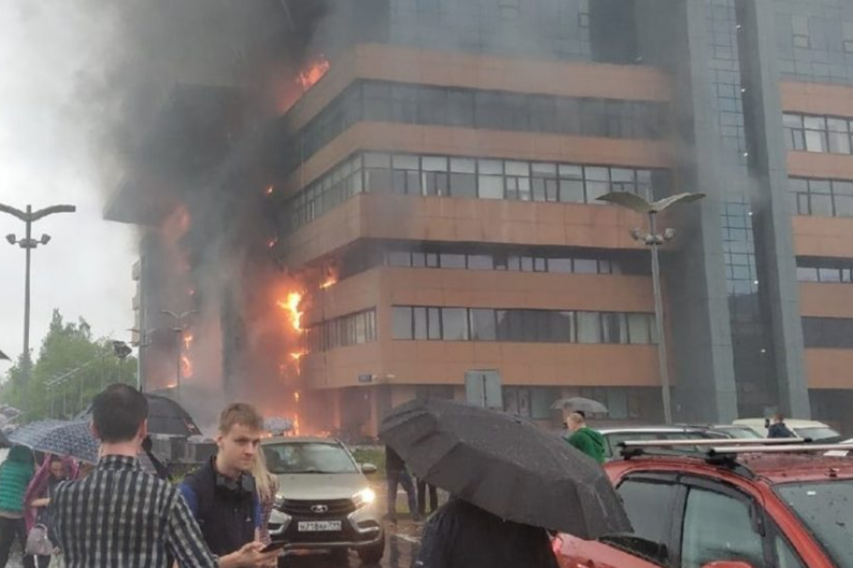 Масштабный пожар в Москве: огнем охвачен бизнес-центр с людьми Масштабный пожар в Москве: огнем охвачен бизнес-центр с людьми