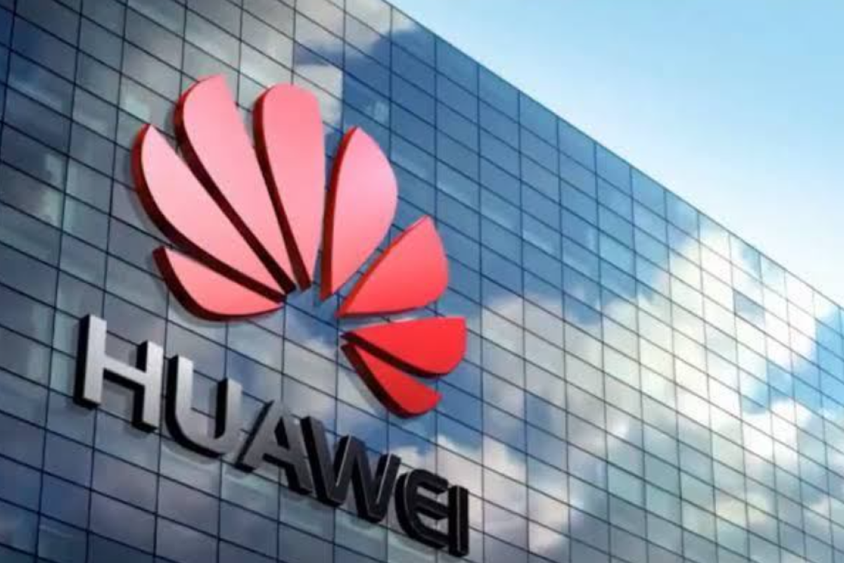 Китайский гигант Huawei закрывает магазины на территории РФ