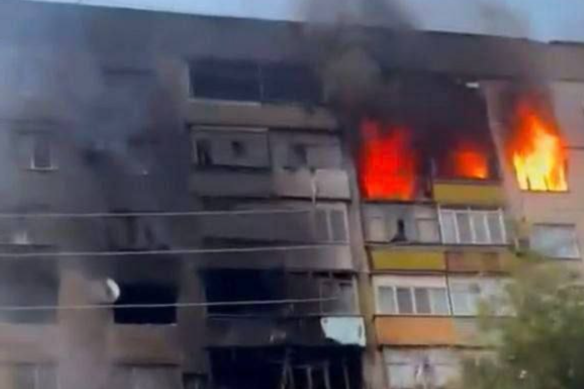 Выгорело сразу несколько квартир: в Лисичанске после обстрела вспыхнул пожар в многоквартирном доме Выгорело сразу несколько квартир: в Лисичанске после обстрела вспыхнул пожар в многоквартирном доме