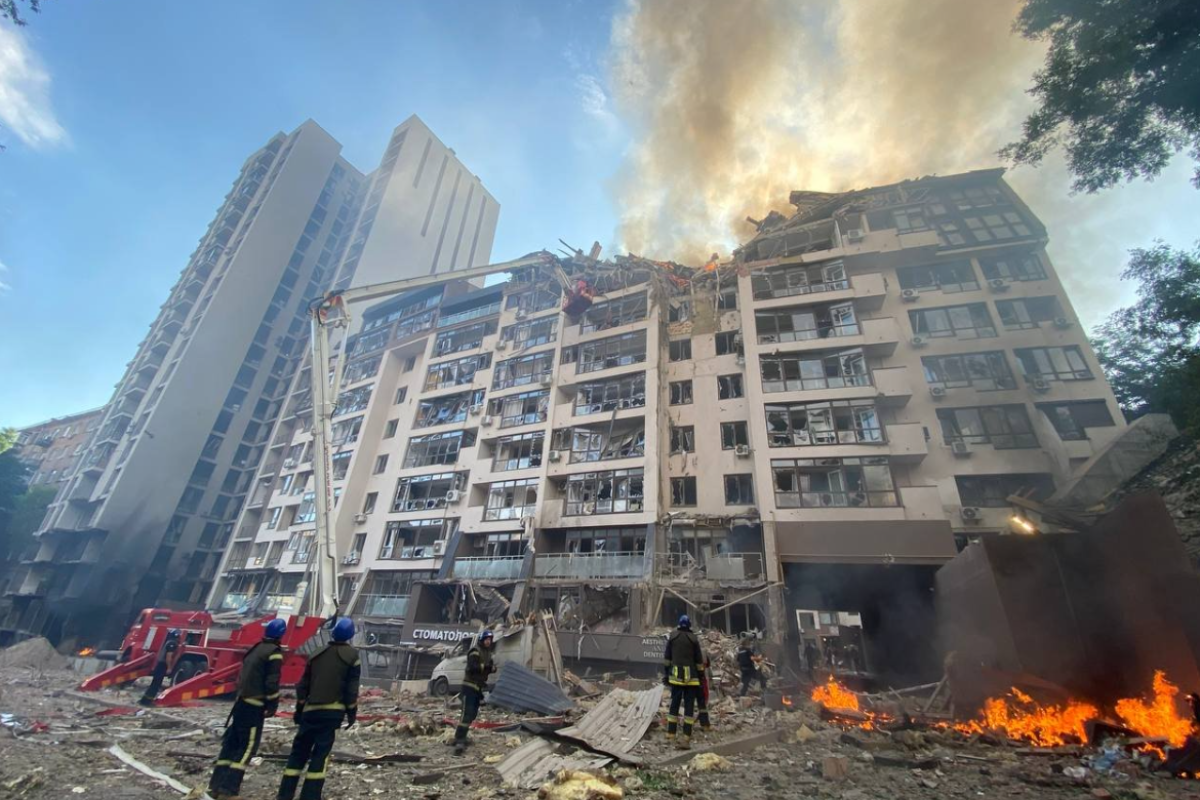 Ракетний удар по Києву: з-під завалів врятували 7-річну дівчинку, щонайменше 1 людина загинула Ракетний удар по Києву: з-під завалів врятували 7-річну дівчинку, щонайменше 1 людина загинула