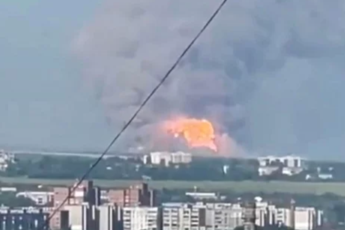 На Луганщине на воздух взлетел очередной склад боеприпасов российских оккупантов: видео "фейерверка" На Луганщине на воздух взлетел очередной склад боеприпасов российских оккупантов: видео "фейерверка"