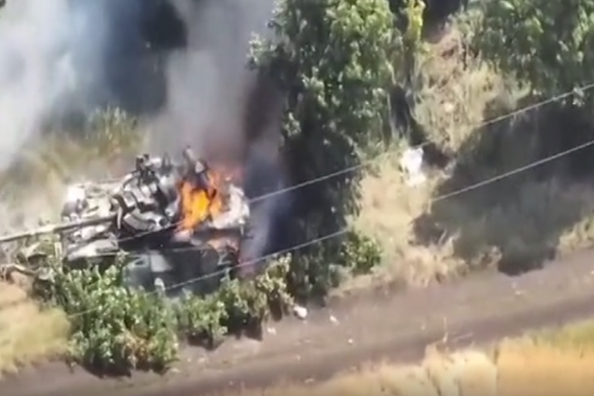 Під Лисичанськом українські воїни знищили російський танк та його екіпаж Під Лисичанськом українські воїни знищили російський танк та його екіпаж