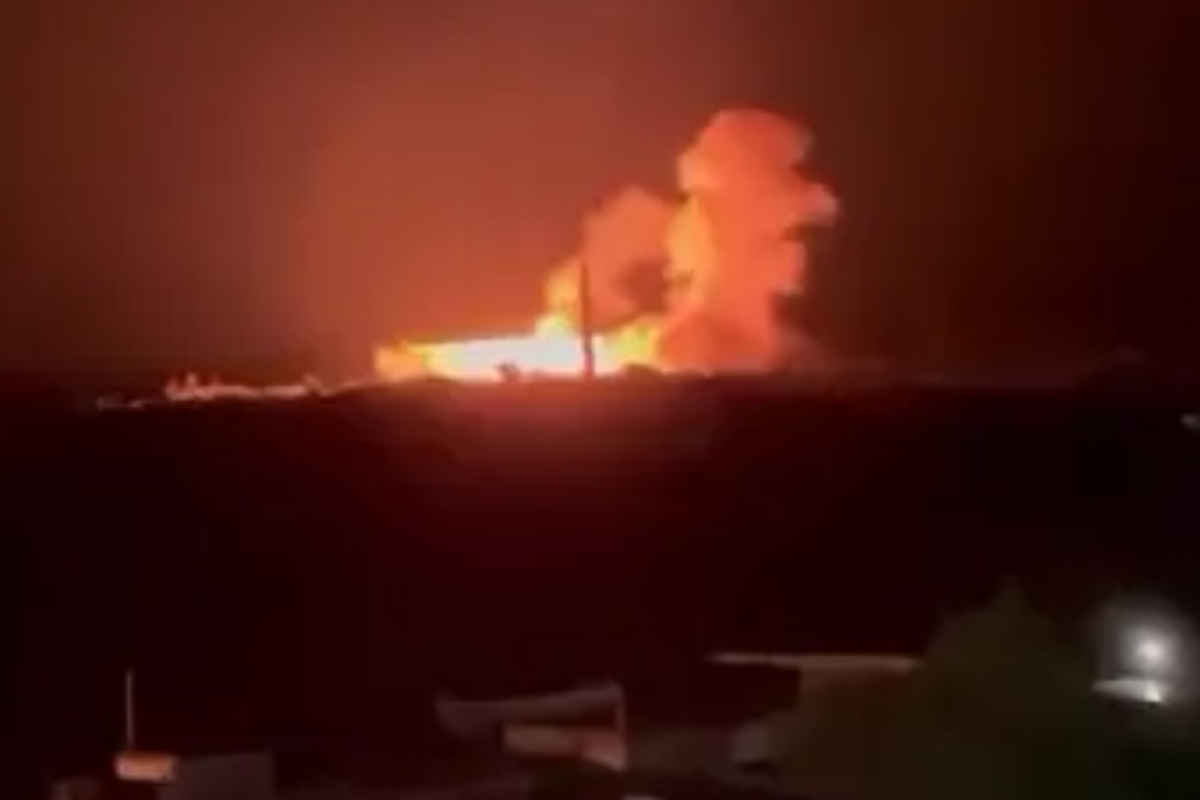 "Привет от HIMARS": В Луганске после серии взрывов всю ночь детонировали склады боеприпасов "Привет от HIMARS": В Луганске после серии взрывов всю ночь детонировали склады боеприпасов