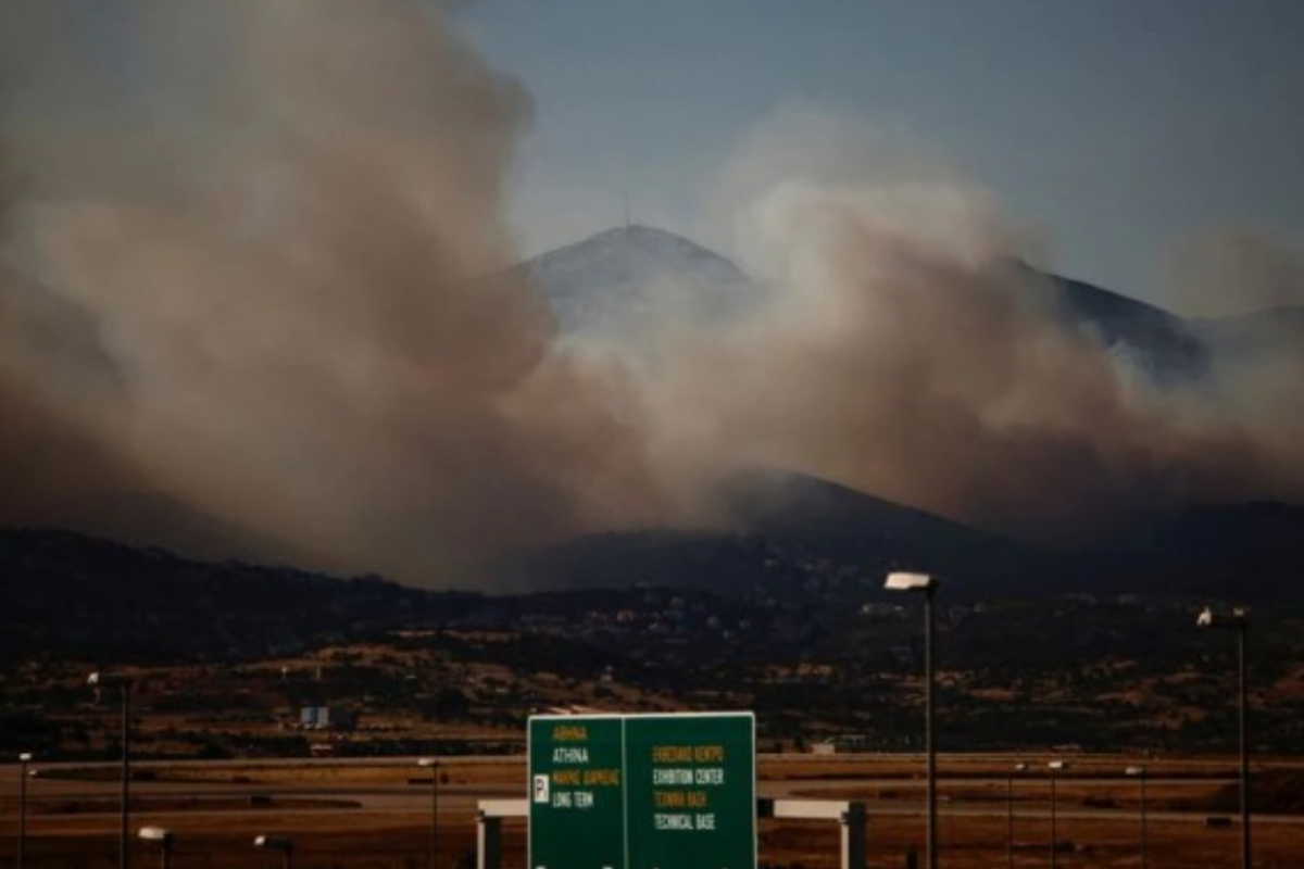 Возле столицы Греции бушует масштабный лесной пожар: эвакуированы сотни людей Возле столицы Греции бушует масштабный лесной пожар: эвакуированы сотни людей