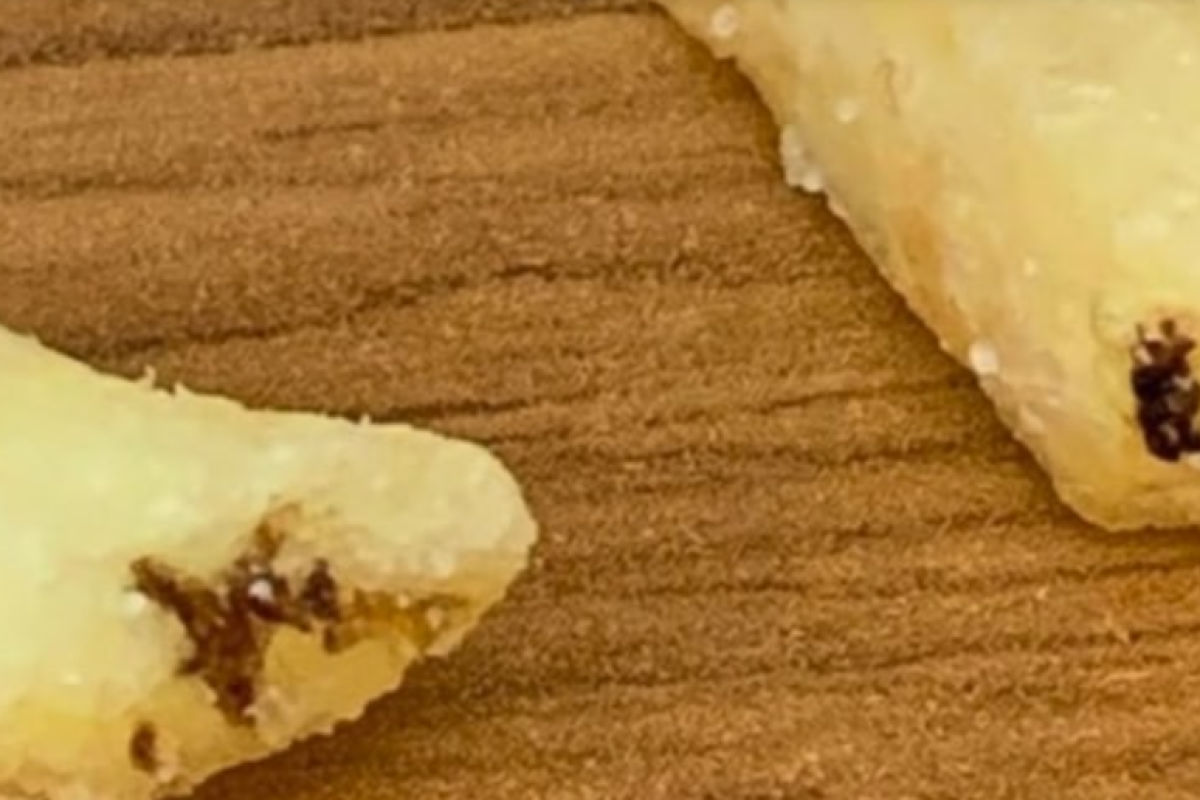 "І як тільки це туди потрапляє?": У російських ресторанах подають картоплю з тарганами "І як тільки це туди потрапляє?": У російських ресторанах подають картоплю з тарганами