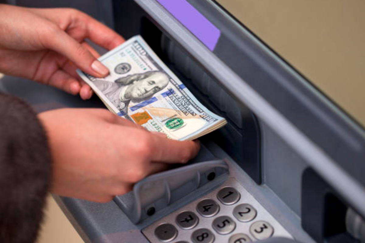 Новый официальный курс доллара и новые ограничения на оплату картами и снятие наличных: изменения от НБУ Новый официальный курс доллара и новые ограничения на оплату картами и снятие наличных: изменения от НБУ