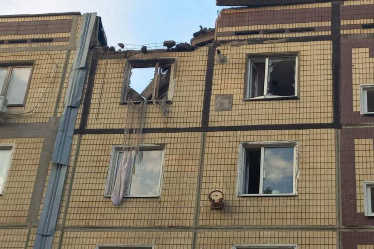 Окупанти вдарили з "Градів" по житлових кварталах Нікополя: рятувальники шукають людей під завалами