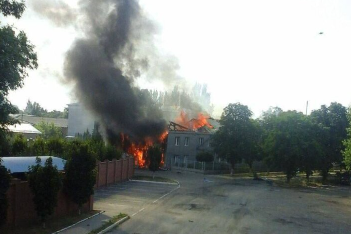 Чергова "бавовна" знищила казарму російських військових в окупованій Ясинуватій Чергова "бавовна" знищила казарму російських військових в окупованій Ясинуватій