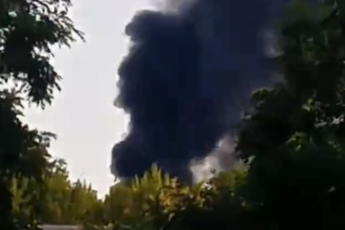 В оккупированном Донецке горит очередной вражеский склад боеприпасов и ГСМ В оккупированном Донецке горит очередной вражеский склад боеприпасов и ГСМ
