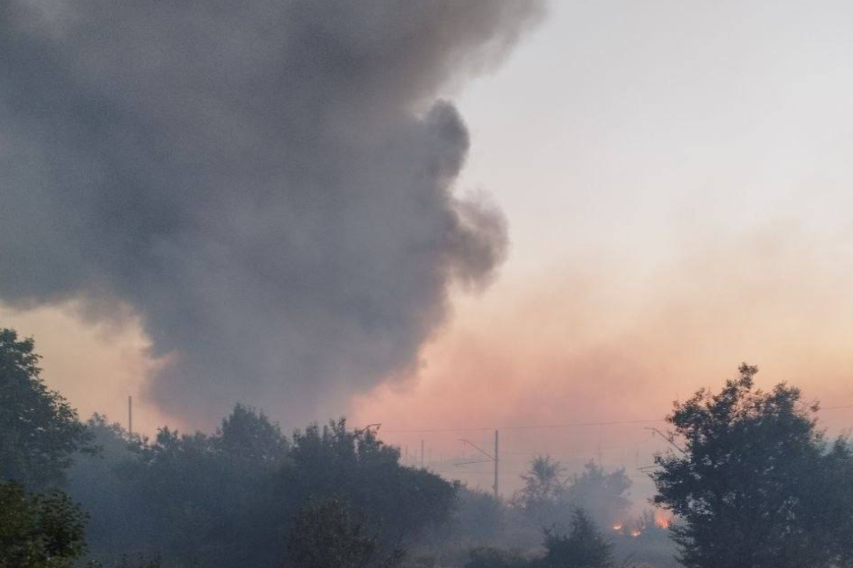 В окупованому Іловайську злетів на повітря склад з боєприпасами: фаєр-шоу триває В окупованому Іловайську злетів на повітря склад з боєприпасами: фаєр-шоу триває