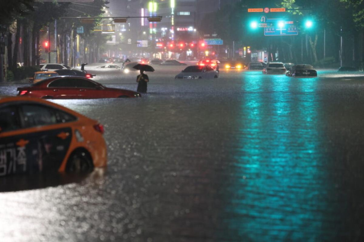 У Південній Кореї найпотужніша за 80 років злива забрала життя 7 людей: шестеро вважаються зниклими безвісти У Південній Кореї найпотужніша за 80 років злива забрала життя 7 людей: шестеро вважаються зниклими безвісти
