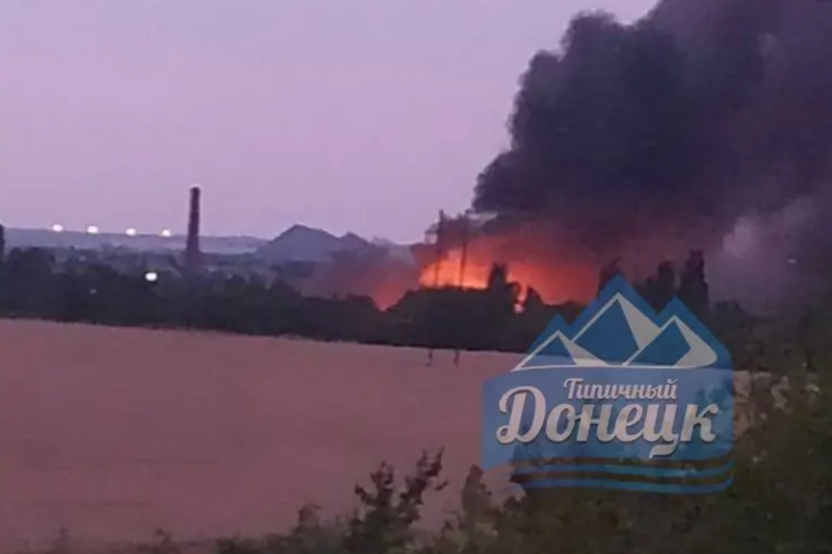 У Макіївці злетів у повітря ворожий склад: снаряди детонують вже кілька годин У Макіївці злетів у повітря ворожий склад: снаряди детонують вже кілька годин