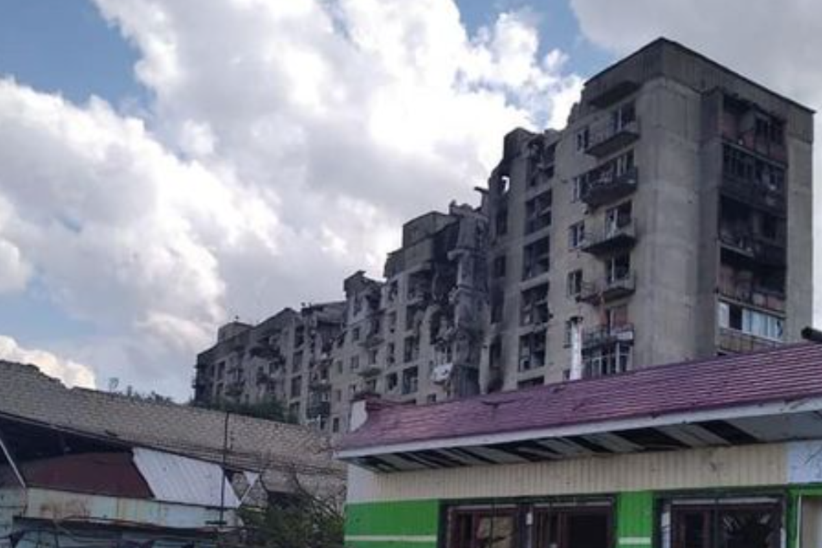 Оккупанты заставляют жителей разрушенных городов Луганщины за еду и воду идти на "референдум" Оккупанты заставляют жителей разрушенных городов Луганщины за еду и воду идти на "референдум"